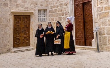 RAFIOLI POSTALI KULTURNO DOBRO Paški samostan sv. Margarite jedan je od nositelja tradicijskog umijeća