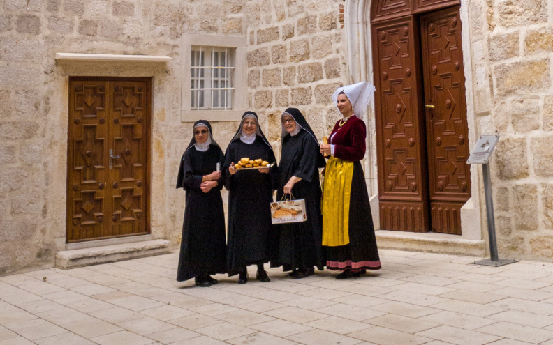 RAFIOLI POSTALI KULTURNO DOBRO Paški samostan sv. Margarite jedan je od nositelja tradicijskog umijeća