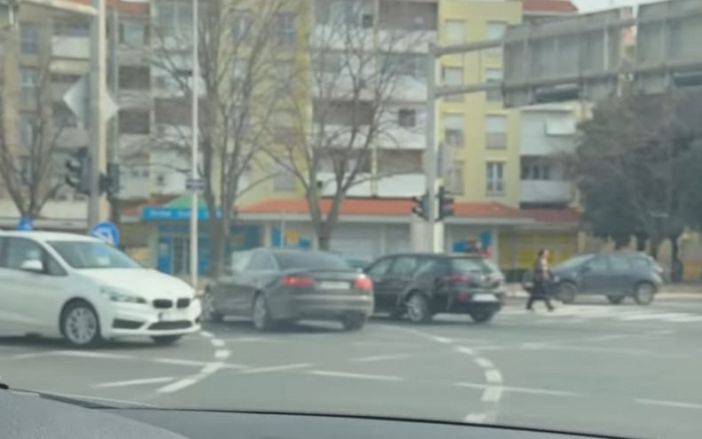 Neko vrijeme nije radio semafor kraj Kolodvora, nastao prometni kaos! 'Malo strpljenja..'