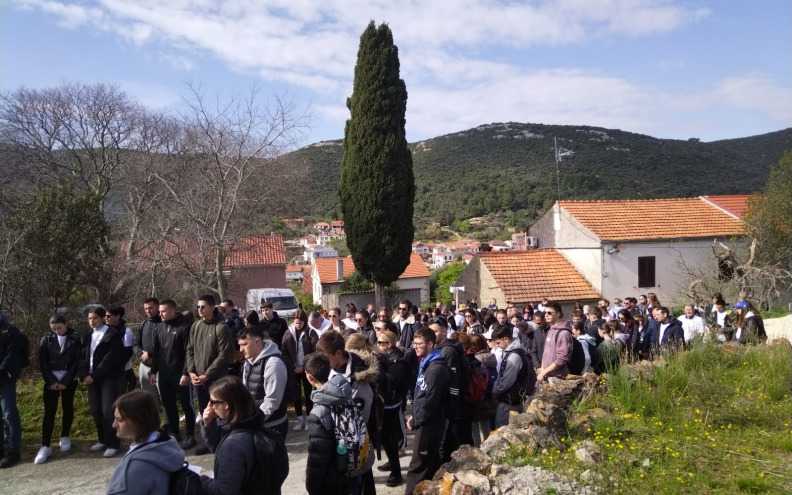 Počeo je križni put mladih na Dugom otoku