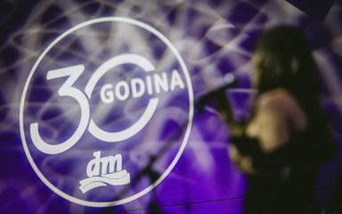 dm okuplja pojedince i organizacije s ciljem stvaranja povezanije i održivije zajednice