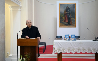 Predstavljena spomen-knjižica nadbiskupa Puljića: ‘Pred nas su postavljene tri zadaće koje su bit onoga zbog čega živimo vjeru’