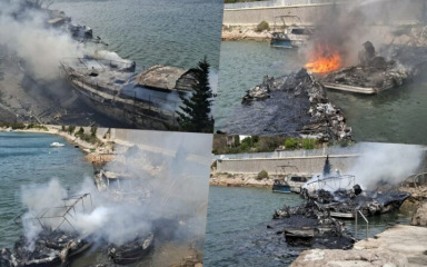 Veliki požar u Omišlju: Brodovi potpuno izgorjeli na vezu, bura onemogućava gašenje