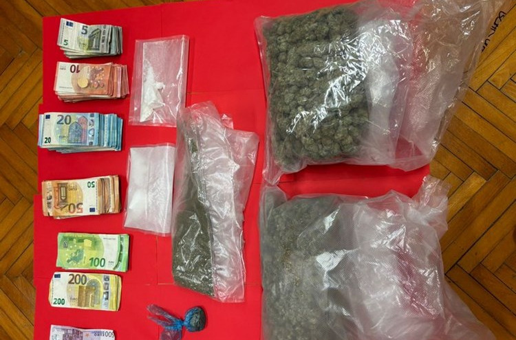 PAO S DROGOM! Zadarska policija od muškarca oduzela marihuanu, kokain, novac, vagu...