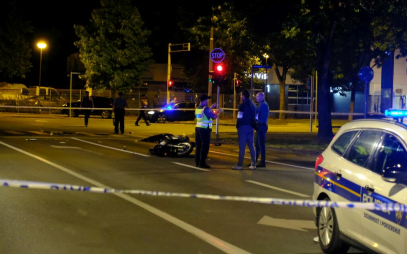 Zbog neprilagođene brzine teško stradao motociklist, sletio je s kolnika i podletio pod metalnu ogradu