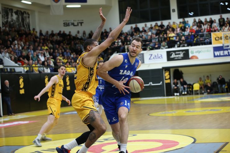 Košarkaši Zadra promarširali splitskim Gripama i ostali u utrci za doigravanjem