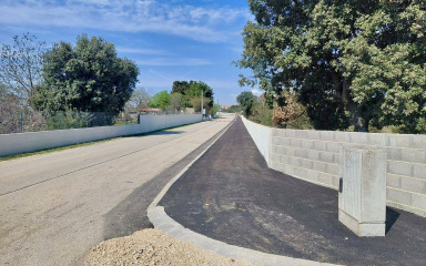 U Općini Vrsi grade se nogostupi, uređuju ceste, parkinzi i parkići