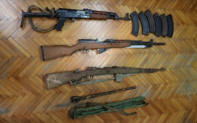 Zadarska policija oduzela zabranjeno oružje, kod 62-godišnjaka pronađene vojne puške, streljivo i eksploziv
