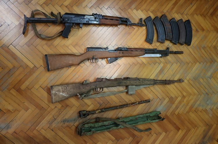 Zadarska policija oduzela zabranjeno oružje, kod 62-godišnjaka pronađene vojne puške, streljivo i eksploziv