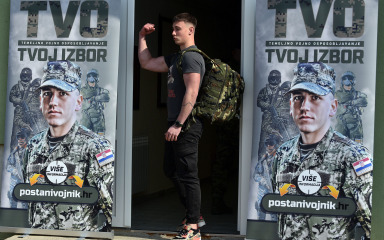 Prva skupina ročnika i ročnica obuku započela u vojarnama u Kninu, Slunju i Požegi