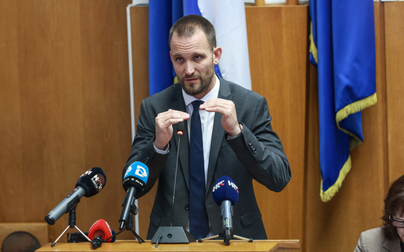 Erlića proglasili ‘najgorim u povijesti’: ‘I dalje se zapošljava po rodijačkim vezama’