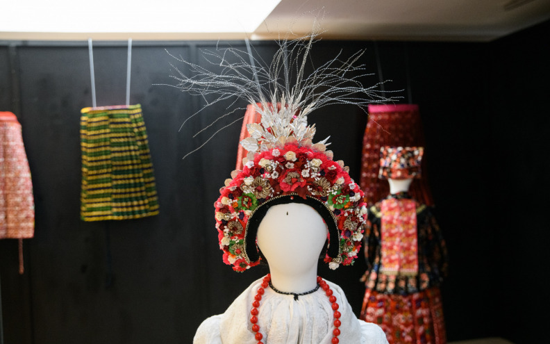 Izložba iz vukovarskog Muzeja vučedolske kulture spaja prapovijesne figure i ruho u AMZd