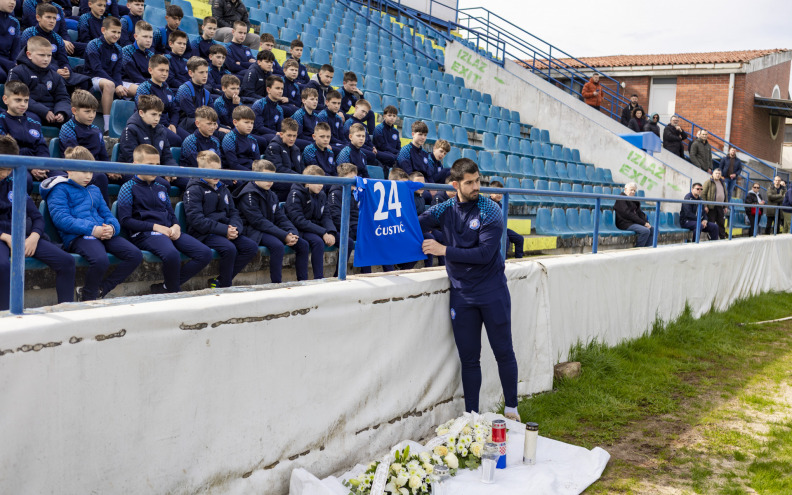 Na igralištu na Stanovima obilježeno 18 godina od smrti Hrvoja Ćustića: 'Neka nam njegova ljubav prema nogometu i životu bude motiv'