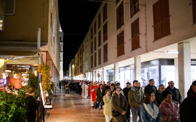 FOTO Vjernici na Veliki petak sudjelovali u procesiji, križ nosio nadbiskup