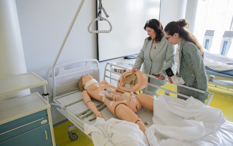 [FOTO] Proveli smo prvi radni dan u novoj Medicinskoj školi: lutke koje 'rađaju', simulacije operacija i chill zona za učenike