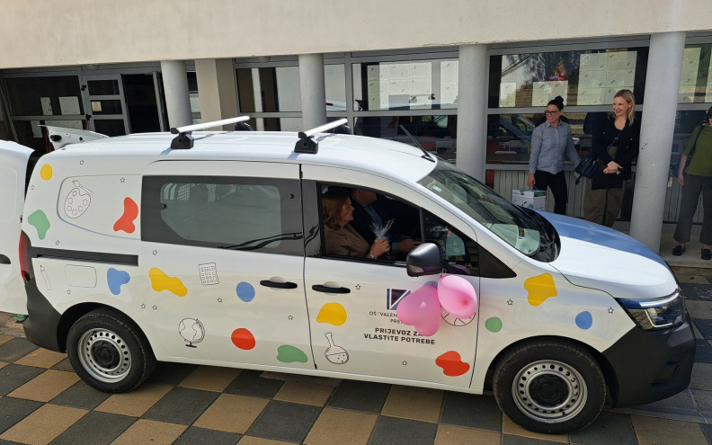 OŠ Valentin Klarin u Preku dobila novo vozilo za bolju povezanost između čak šest područnih škola