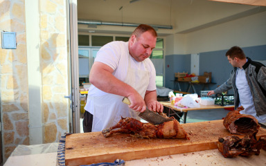 [FOTO] GUŠT NEMA CIJENU Na sajmu u Benkovcu nema krize, 50 eura za kilogram janjetine ovdje nikome nije skupo