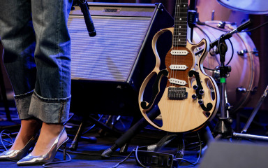 [FOTO] U Providurovoj palači predstavljene unikatne gitare zadarskog inovatora, jednu dobio i legendarni Vlatko Stefanovski