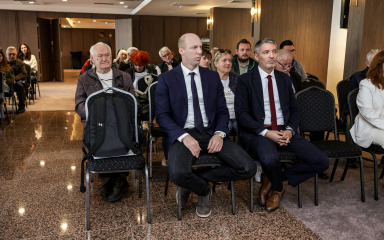 [FOTO] SDP bira: Radeta ili Gaši?