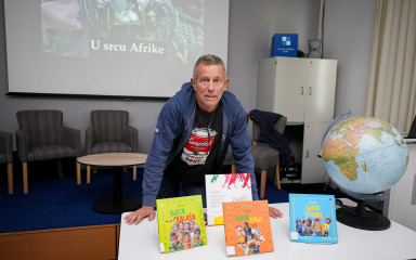 Jasen Boko u Gradskoj knjižnici djeci predstavio teško putovanje u Afriku: ‘Mnoga djeca nemaju ono što je nama normalno’