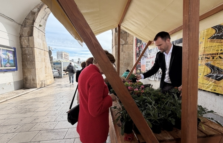 Započeo je program obilježavanja Dana planeta Zemlje: Gradonačelnik dijelio sadnice cvijeća