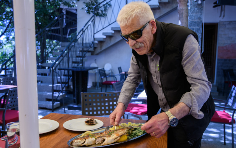 PIJAT TRADICIJE (4) Prije su svi gostima čistili ribu, sad još samo 76-godišnji Dinko