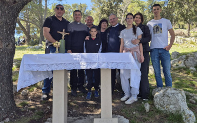 Blagoslovljen kameni oltar na Vrčevu: ‘To je mistično brdo na kojem štrige igraju vještičino kolo’