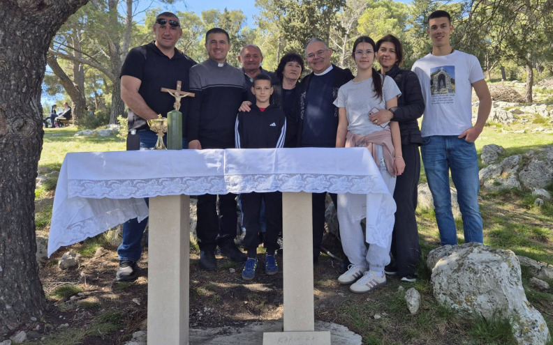 Blagoslovljen kameni oltar na Vrčevu: 'To je mistično brdo na kojem štrige igraju vještičino kolo'