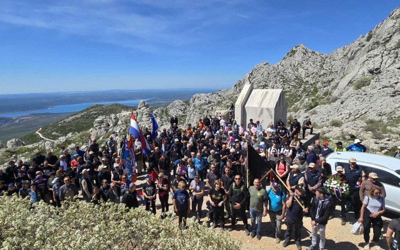 [FOTO] REKORDAN ODAZIV Na Majstorskoj cesti odana počast Damiru Tomljenoviću Gavranu, sudjelovalo oko 350 ljudi