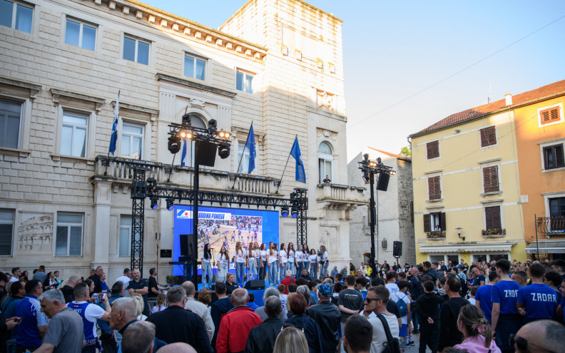 Zadar se vratio u 1986.: Legende opet na balkonu, emocije preplavile Grad!