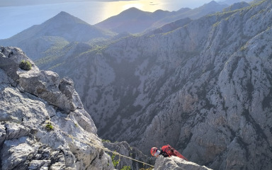 Dramatično spašavanje u Paklenici: Helikopter HRZ-a izvukao ozlijeđenu osobu s Anića kuka