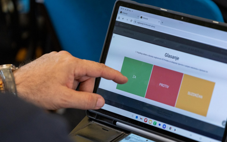 Skupština prešla na digitalni model, vijećnici sada rade i glasaju putem tableta