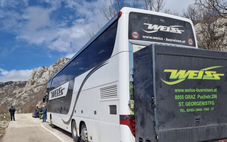 DRAMA KOD OBROVCA! Autobus s 80-tak putnika zapeo zbog bure, na terenu bili i vatrogasci!