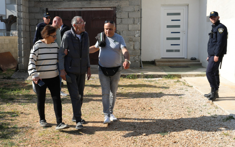 DRAMA NA VIRU Stariji bračni par deložiran iz kuće u Lučici u kojoj su živjeli 37 godina