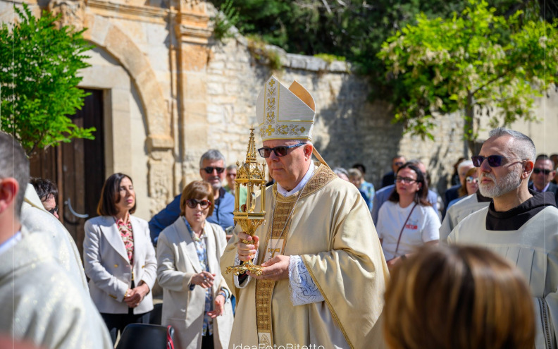 [FOTO] Nadbiskup Zgrablić predvodio središnje slavlje u svetištu bl. Jakova Zadranina u Bitettu