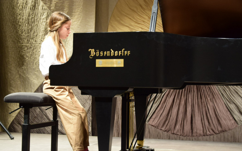 BESPLATAN KONCERT U Kneževoj palači peta Smotra glasovira, nastupa 25 učenika glazbenih škola