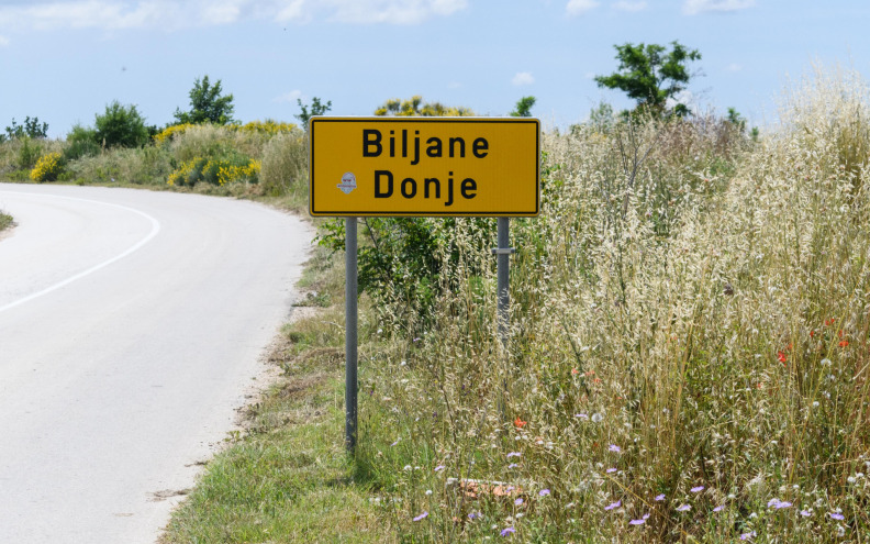 Rumunj u Biljanima Donjim prisilio nevjenčanu suprugu da zadovolji njegovog maloljetnog sina, prijetio joj sjekirom i pištoljem za svinje