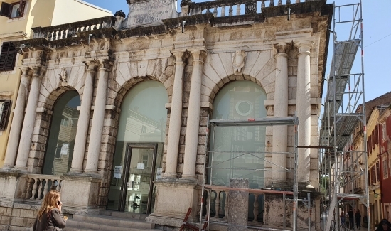 Radovi na kamenim pročeljima Gradske lože, počela nova faza restauracije