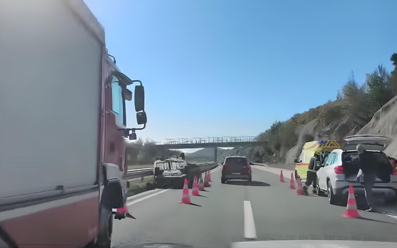 Automobil se prevrnuo na autocesti A1 između čvora Rovanjska i Posedarje, dvije osobe završile u bolnici
