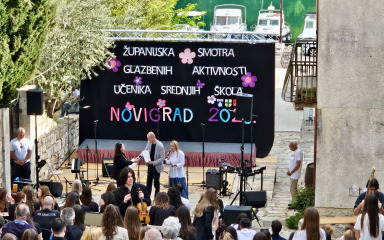 MLADI GLAZBENICI ODUŠEVILI Zborske izvedbe, solistički nastupi i bendovi na glazbenoj smotri srednjih škola u Novigradu