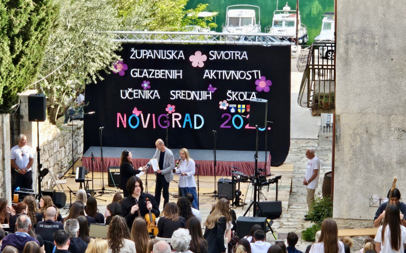 MLADI GLAZBENICI ODUŠEVILI Zborske izvedbe, solistički nastupi i bendovi na glazbenoj smotri srednjih škola u Novigradu