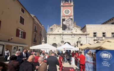 Građani na Narodnom trgu mjerili tlak, šećer, indeks tjelesne mase, a predstavljene i osnove prve pomoći