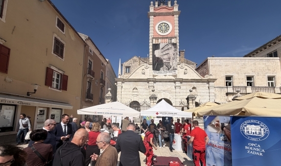 Građani na Narodnom trgu mjerili tlak, šećer, indeks tjelesne mase, a predstavljene i osnove prve pomoći
