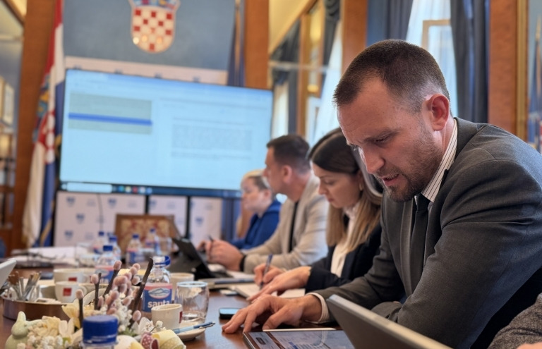 KOLEGIJ GRADONAČELNIKA U fokusu rekonstrukcija Autobusnog kolodvora, Muzej košarke Jazine i ispraćajnica na Velom Ižu