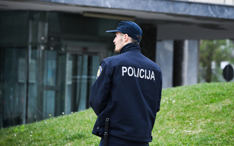 Policija nakon pregleda zgrade potvrdila da je dojava o bombi bila lažna