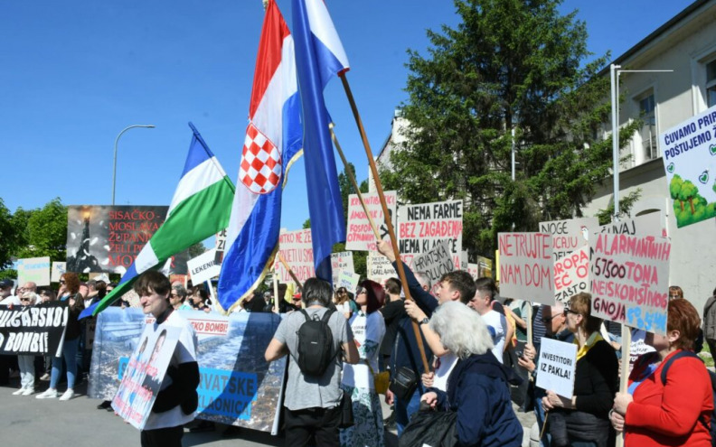 U Sisku prosvjed protiv megafarmi i klaonica: 'Profit njima, smrad nama!'