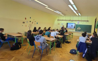 Policija u školama diljem Zadarske županije, osnovnoškolci uče o sigurnosti na internetu i odgovornom ponašanju