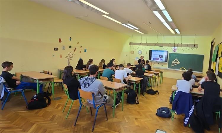 Policija u školama diljem Zadarske županije, osnovnoškolci uče o sigurnosti na internetu i odgovornom ponašanju