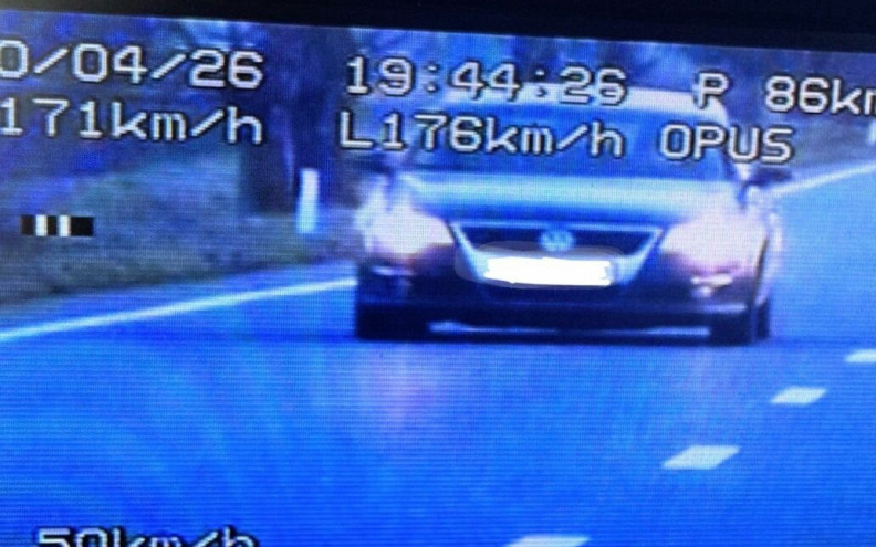 Žena jurila 176 km/h na uskoj seoskoj cesti, pravdala se da žuri zbog kolača u pećnici