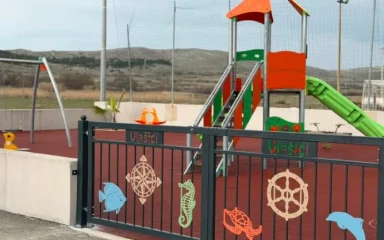 Uređeno igralište u Vlašićima, mališani dobili klackalicu, ljuljačku i “zmaja”